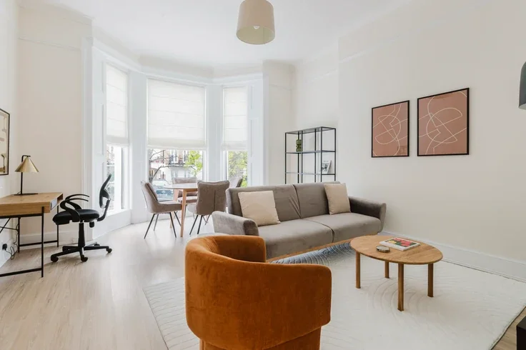 Flat Russell Road in Greater London