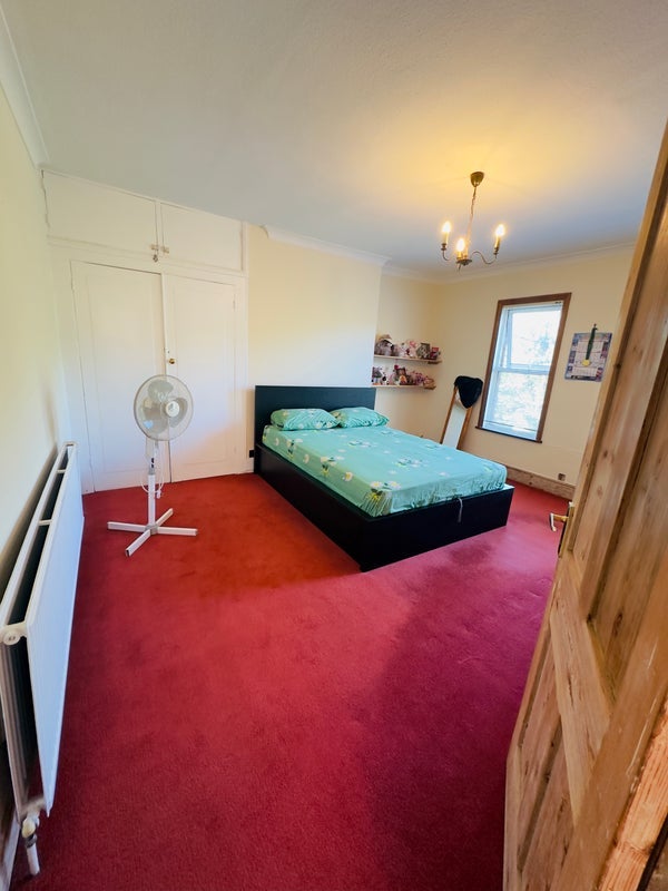 Room Eastworth Road in Borough of Runnymede
