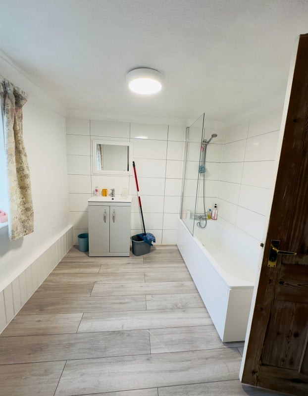 Room Eastworth Road in Borough of Runnymede