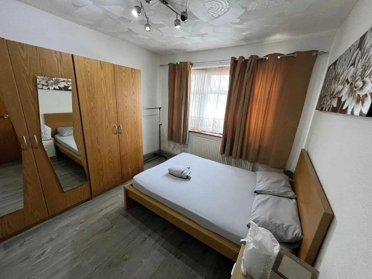Flat Hampton Road in Greater London