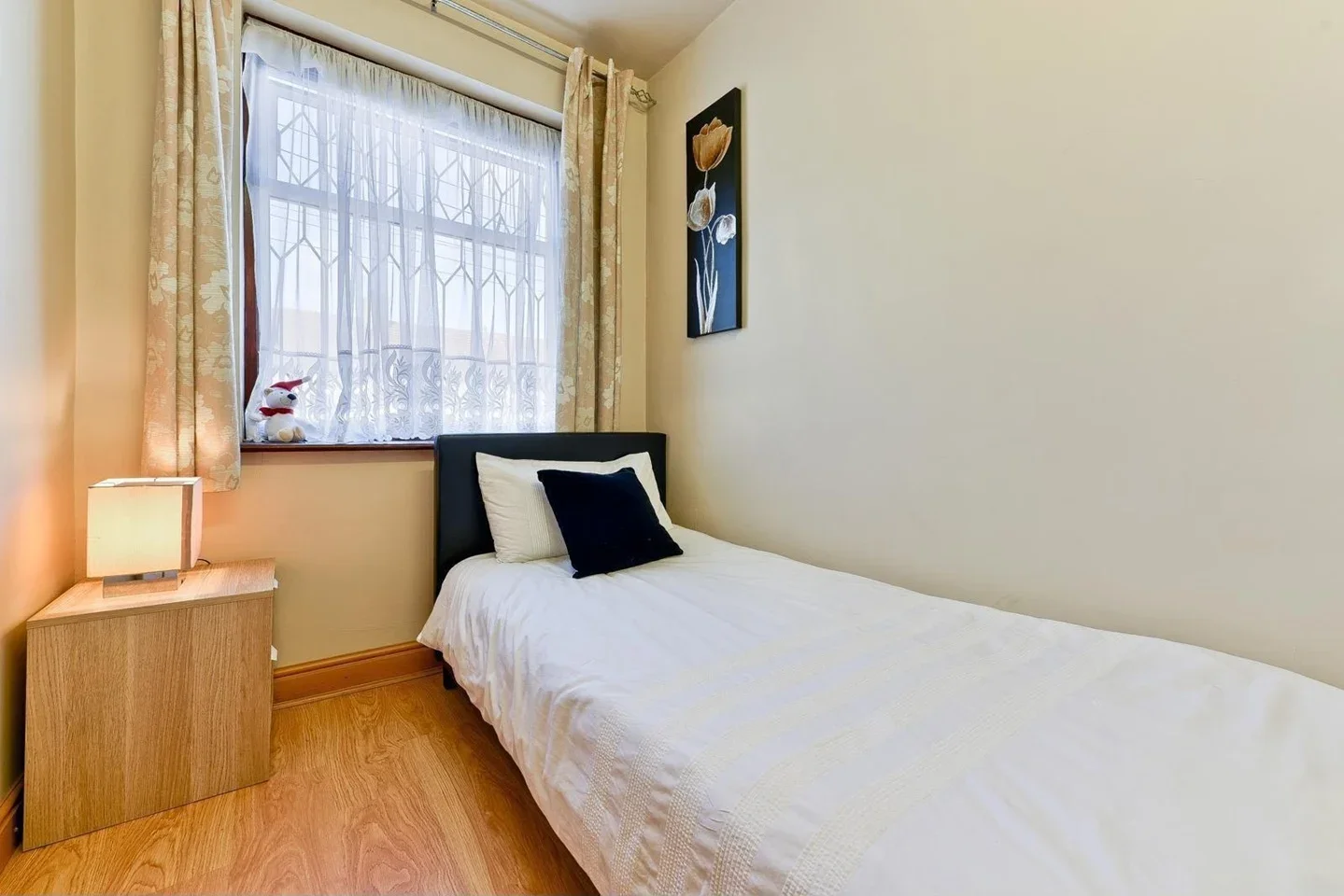 Flat Hampton Road in Greater London