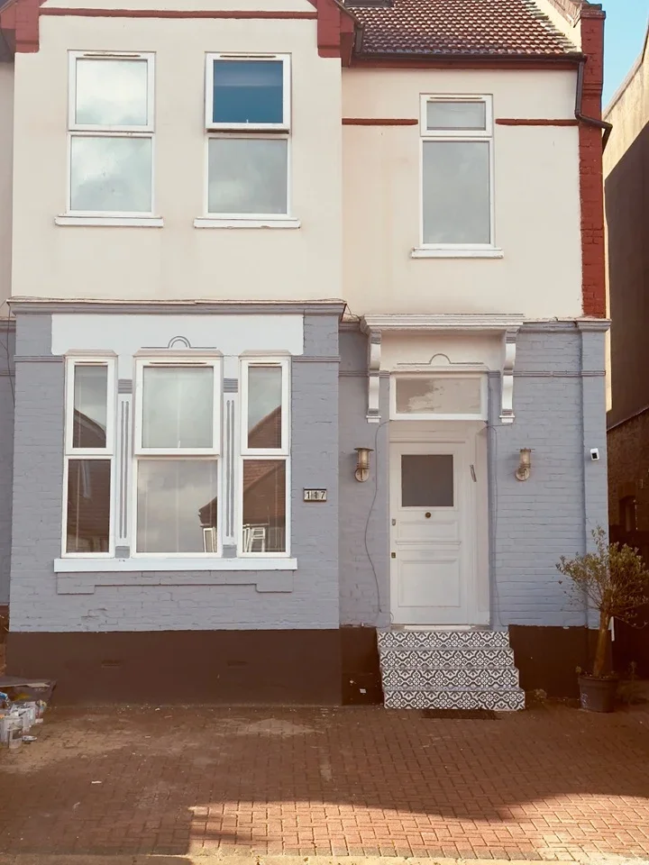 Flat Sunny Gardens Road in Greater London
