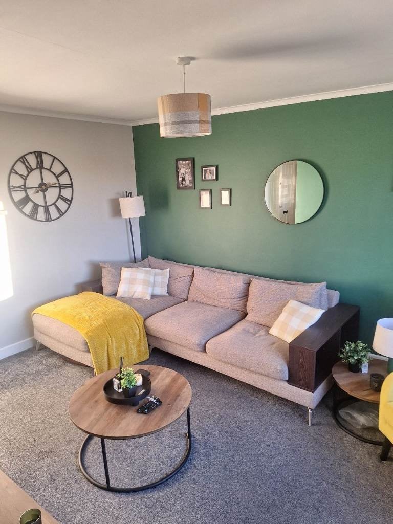 Flat Regent Place in Duntocher