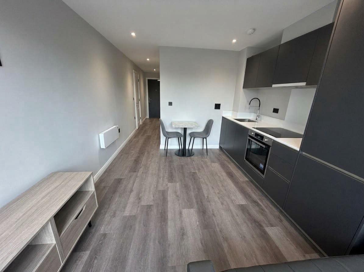 Flat Whitehall Road in Leeds