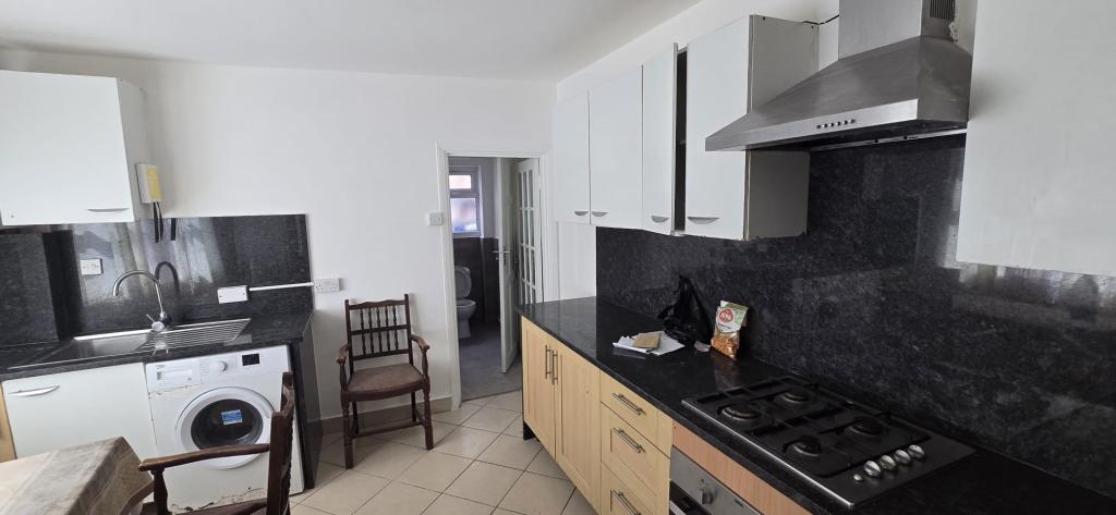 Flat Woodford Road in Greater London