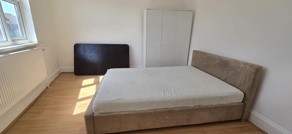 Flat Woodford Road in Greater London