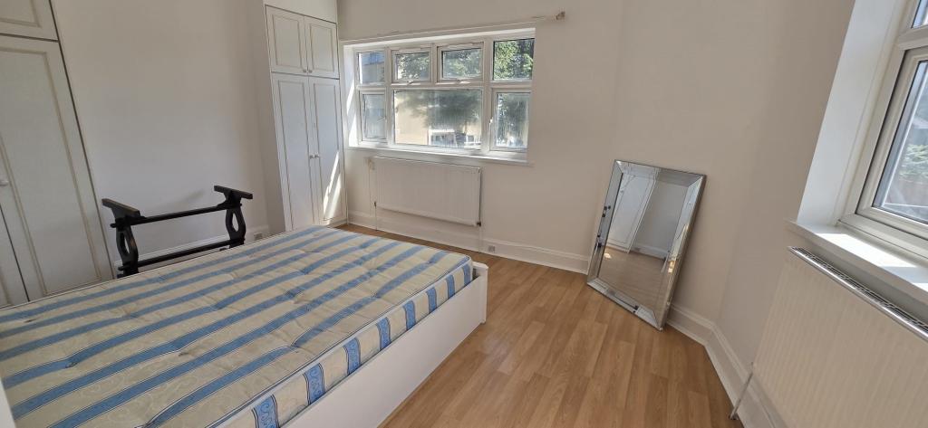 Flat Woodford Road in Greater London