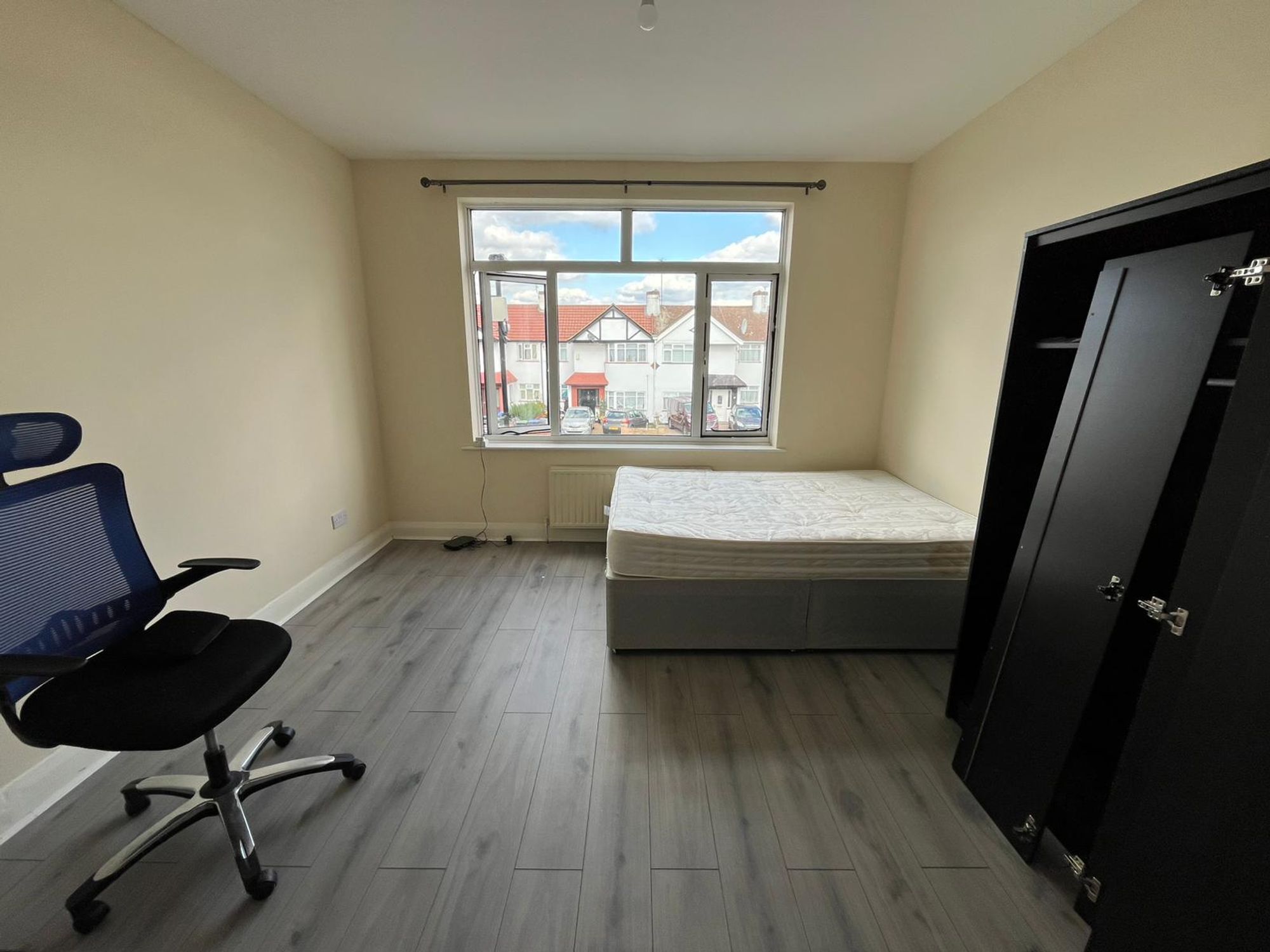 Flat Westerham Avenue in Greater London