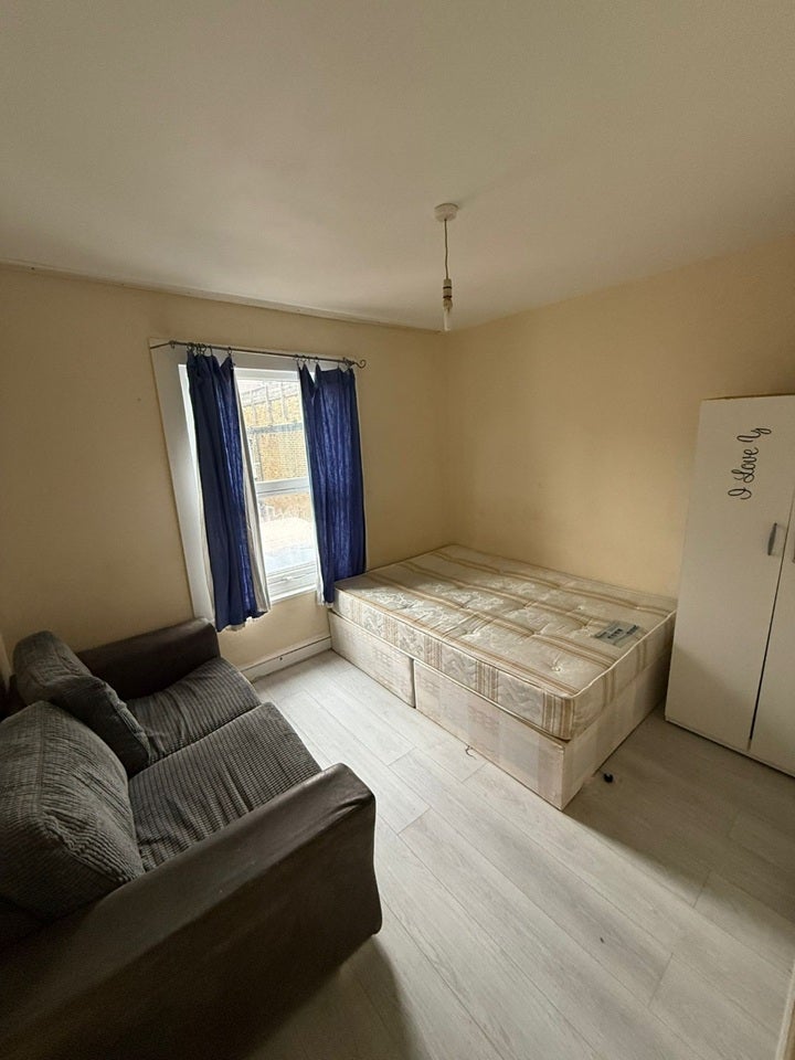 Room Tunley Road in Greater London