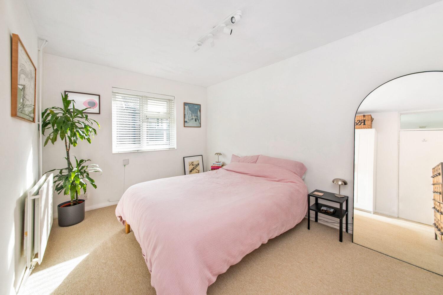 Flat Croxted Road in Greater London