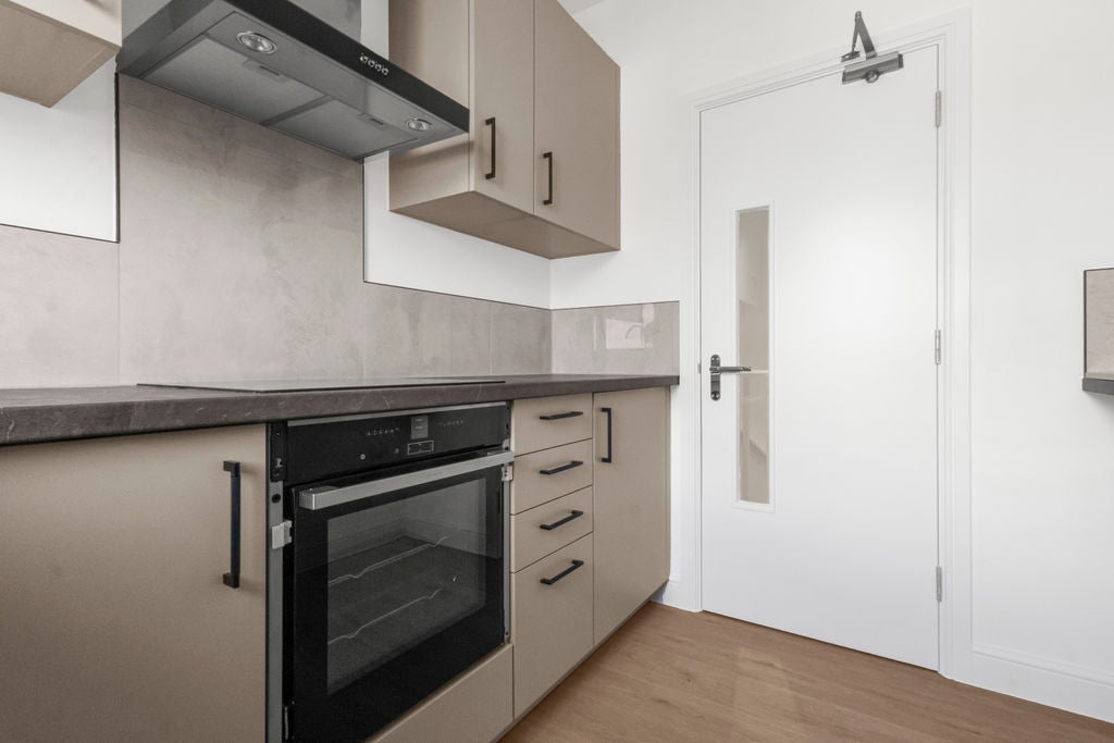 Room Mays Lane in Greater London