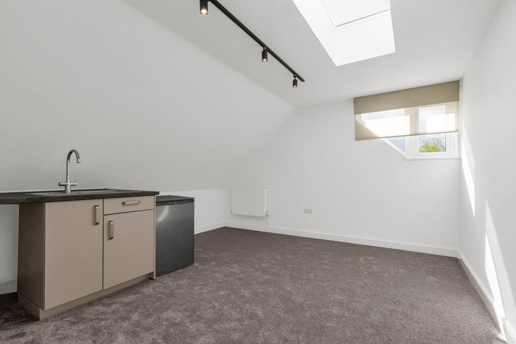 Room Mays Lane in Greater London