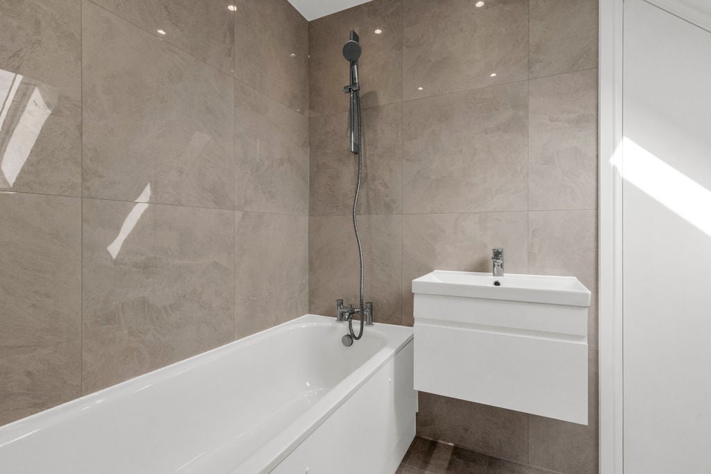 Room Mays Lane in Greater London
