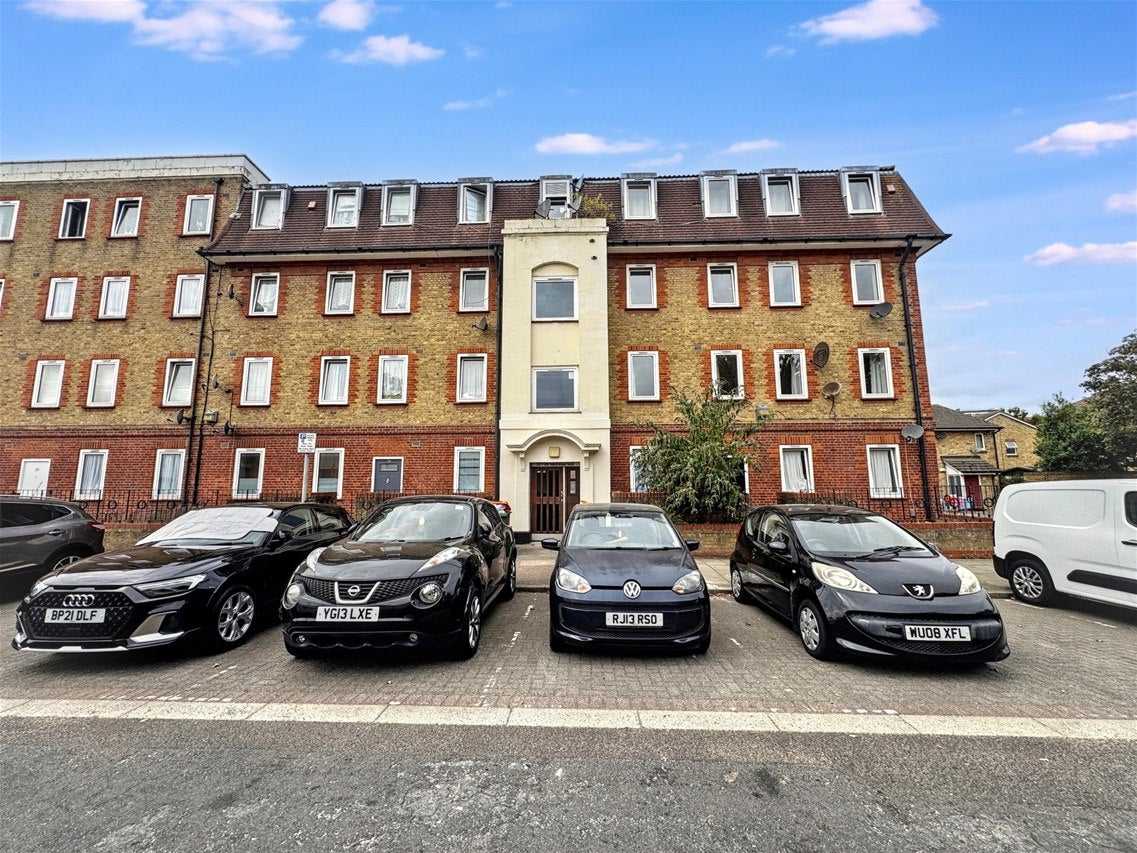 Flat Valerian Way in Greater London