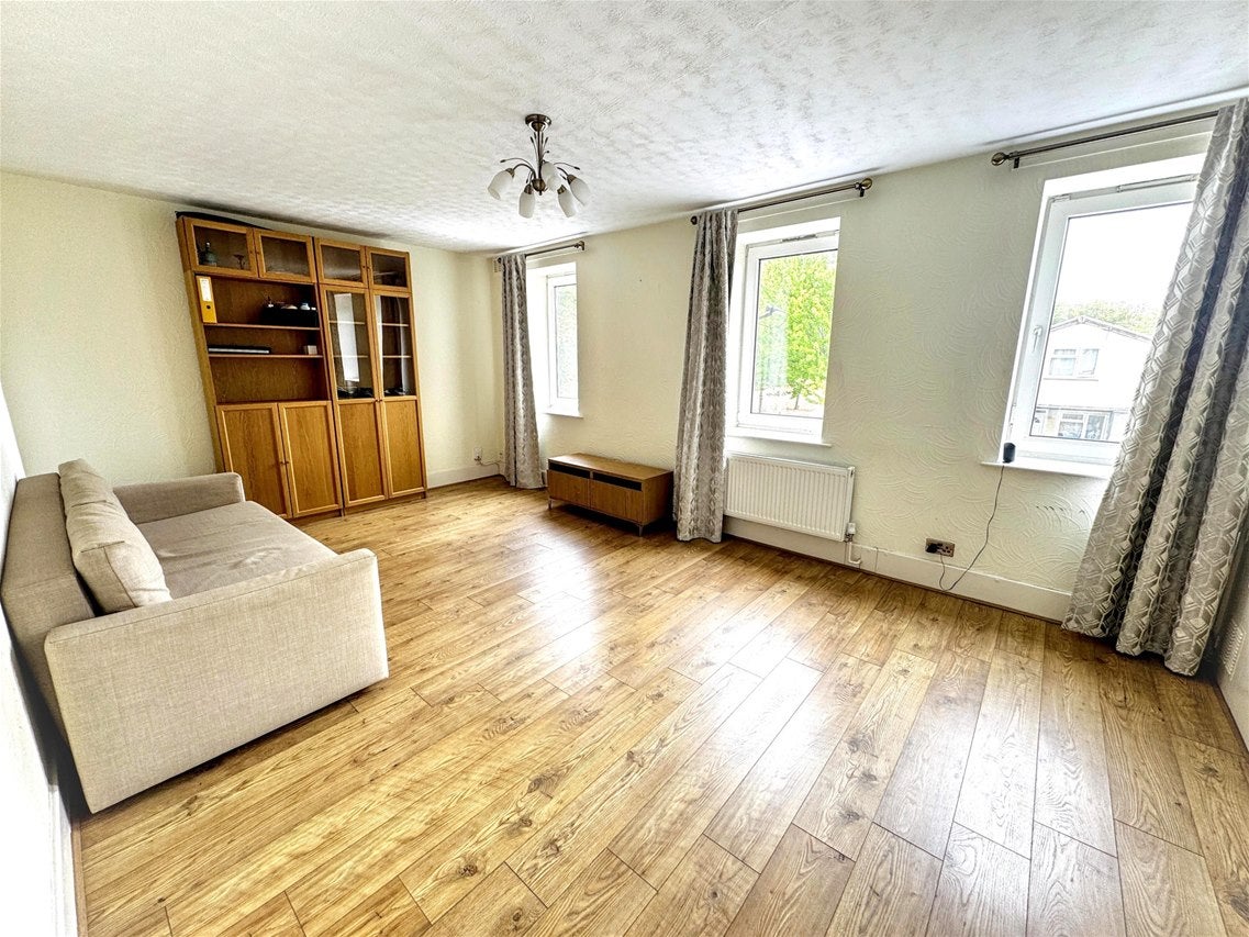 Flat Valerian Way in Greater London