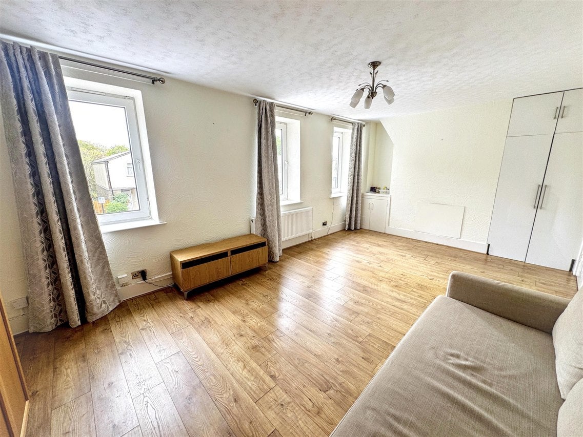 Flat Valerian Way in Greater London