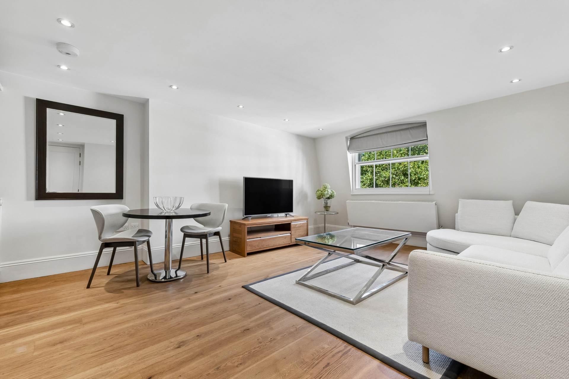 Flat Halkin Street in City of Westminster