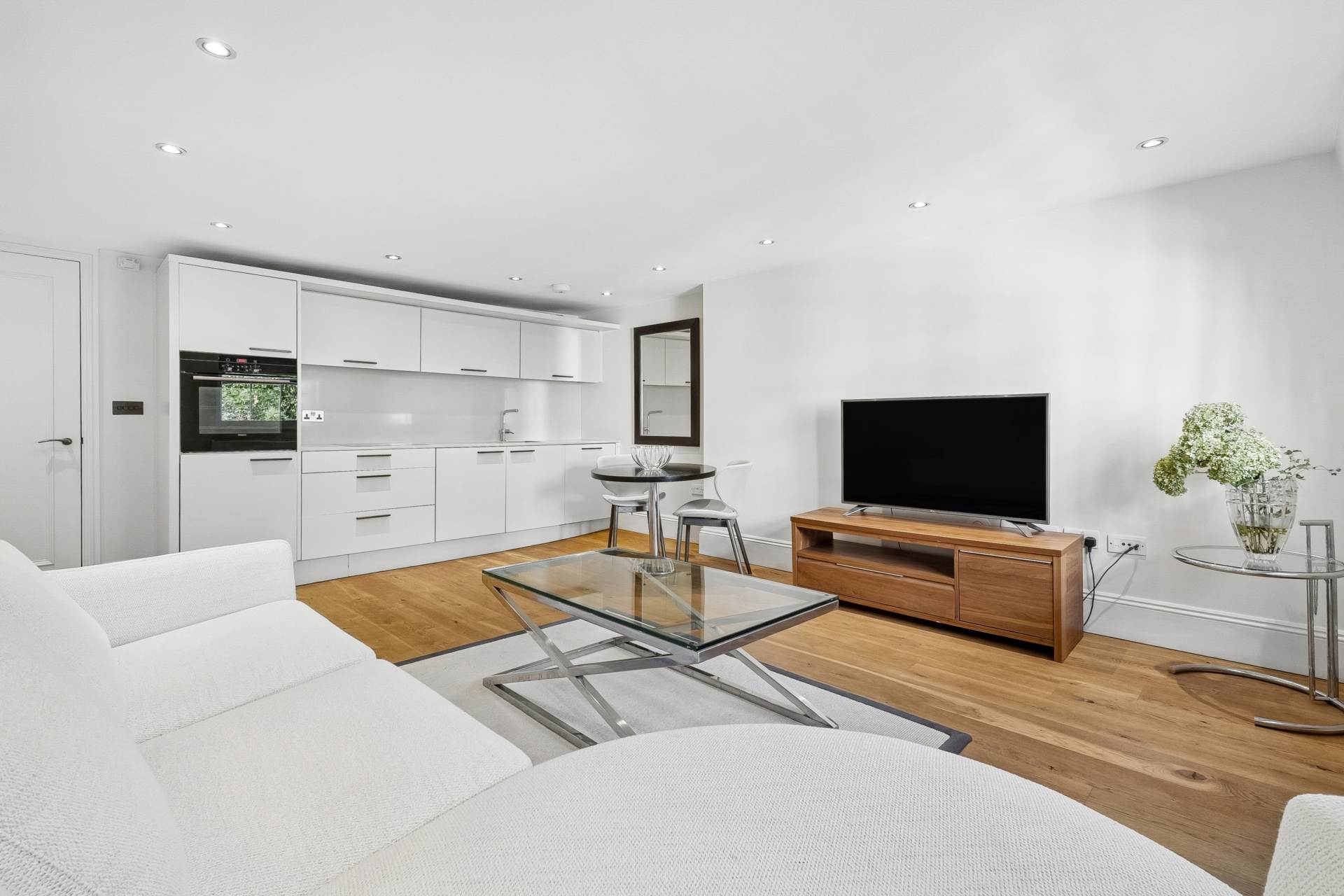 Flat Halkin Street in City of Westminster