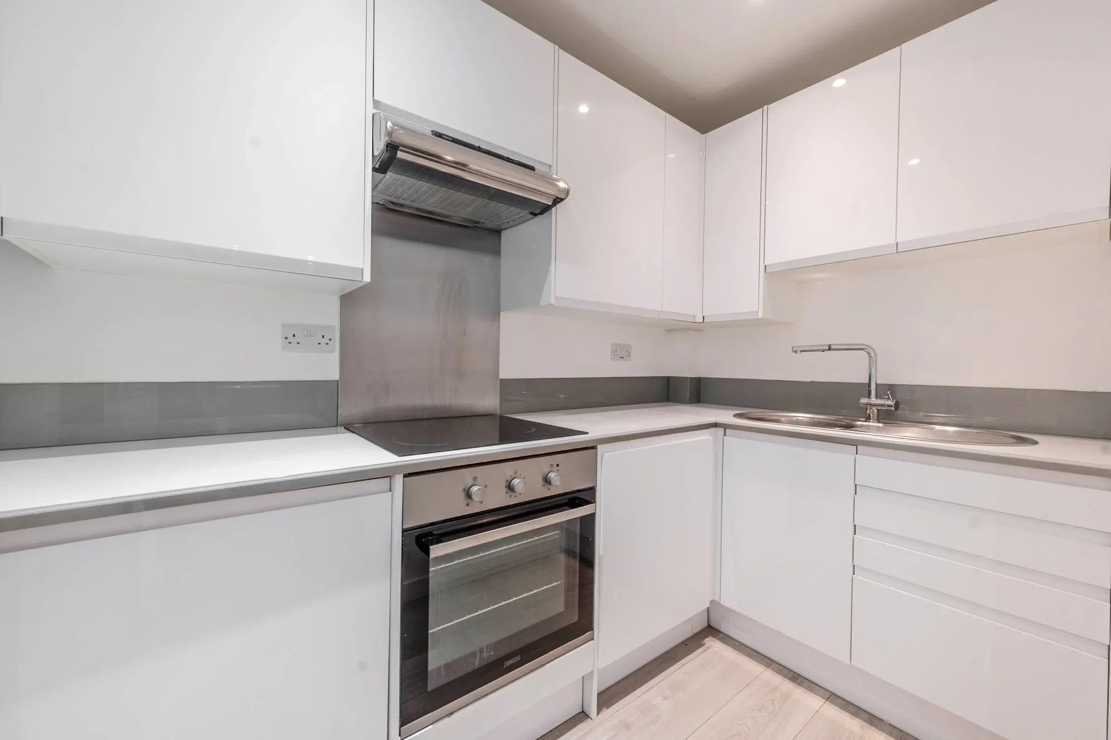 Flat Imperial Drive in Greater London