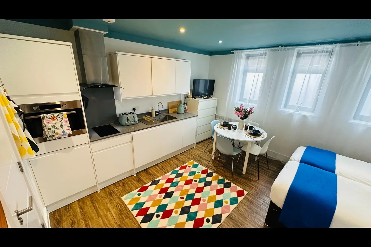 Flat Grange Road in Greater London