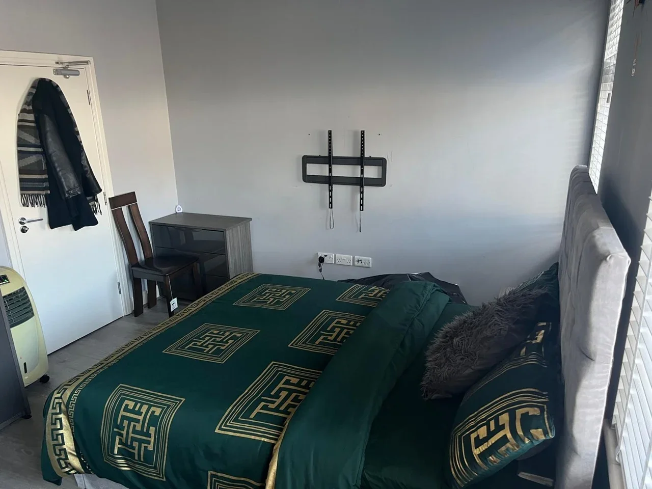 Room Thorold Road in Greater London