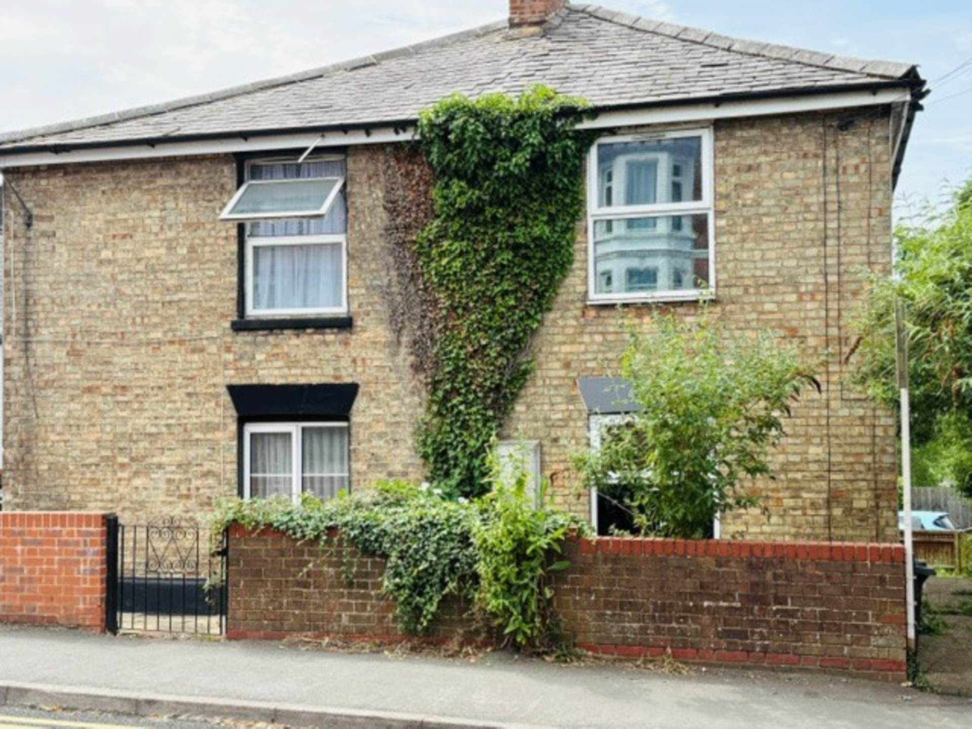 Flat Totteridge Road in High Wycombe