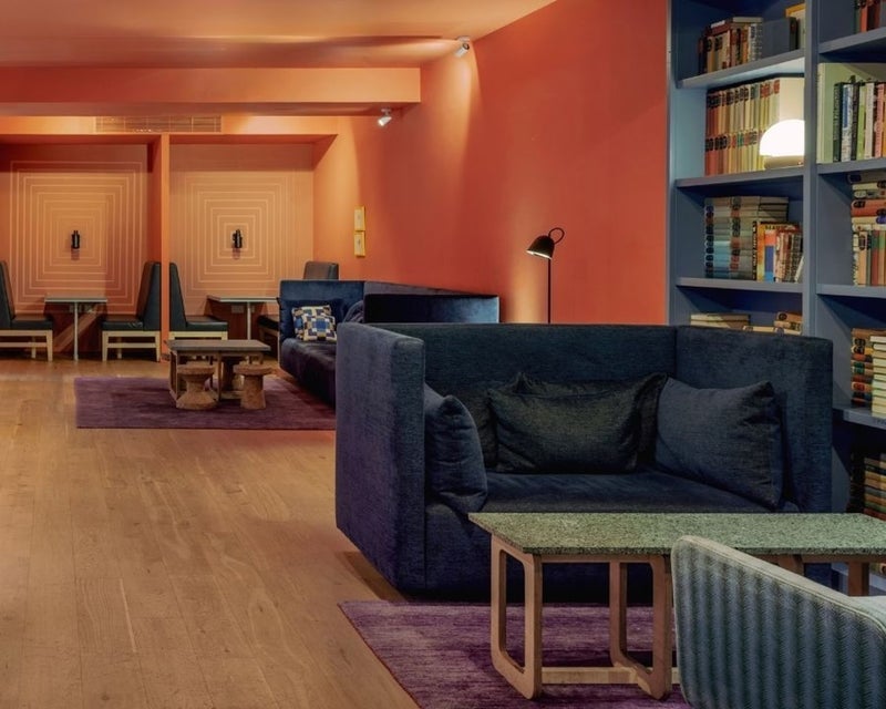 Room Woburn Place in Greater London