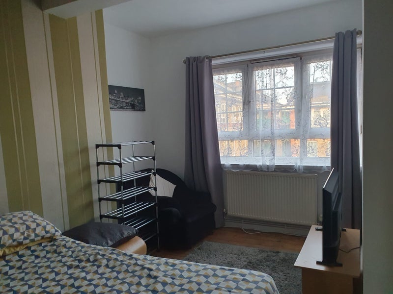 Room Swan Road in Greater London