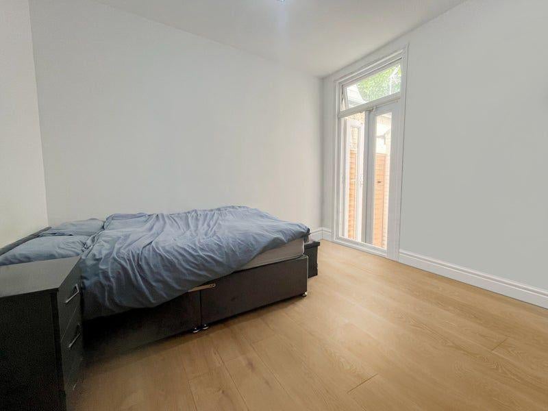 Room Glycena Road in Greater London