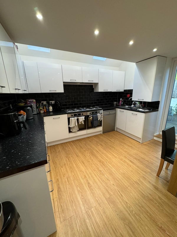 Room Glycena Road in Greater London