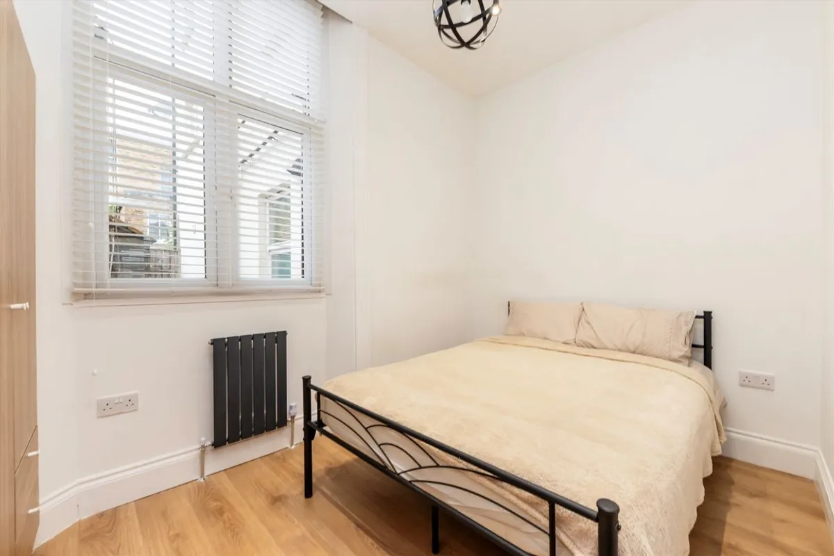 Flat Devonport Road in Greater London