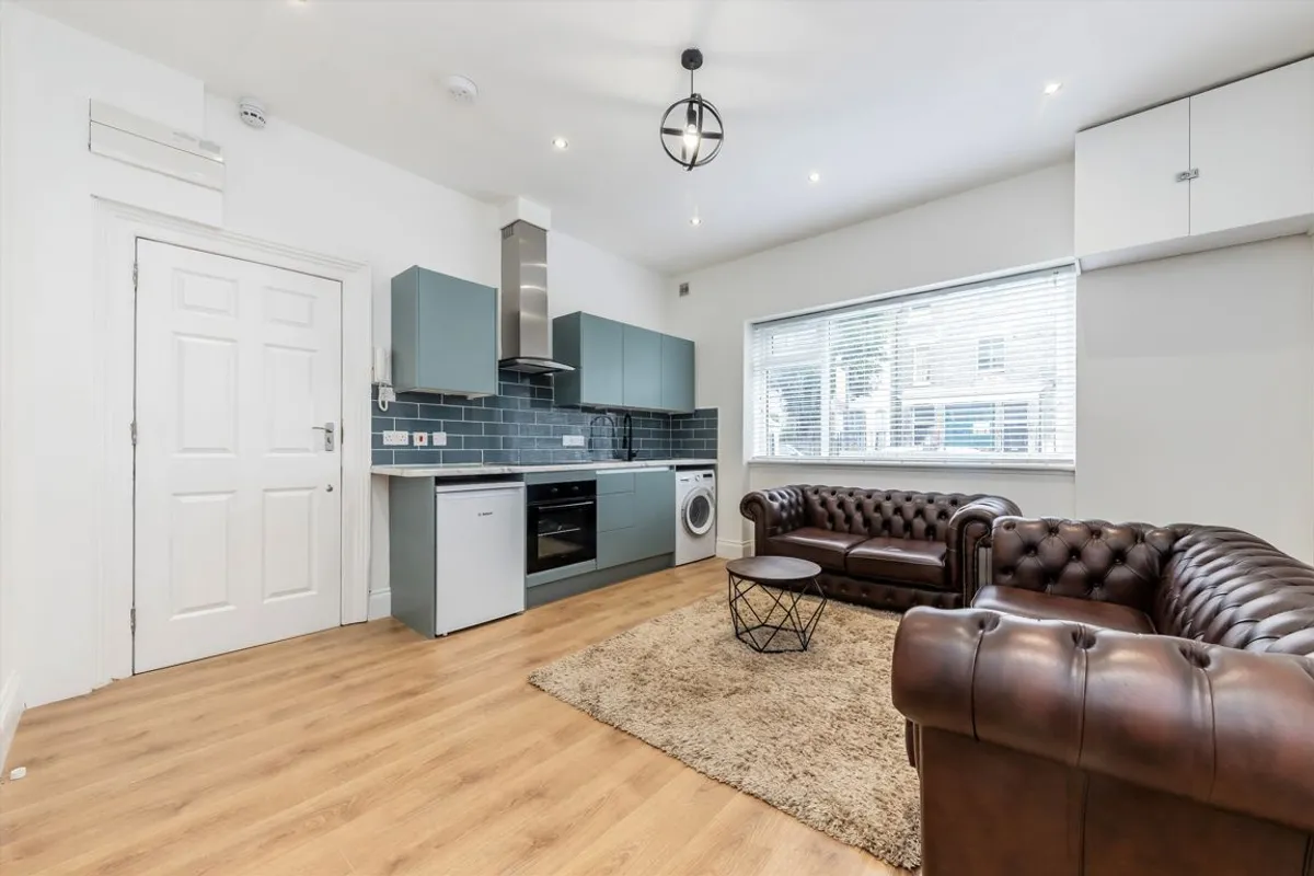 Flat Devonport Road in Greater London