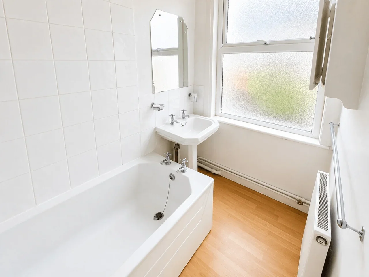 Flat Bulstrode Avenue in Greater London