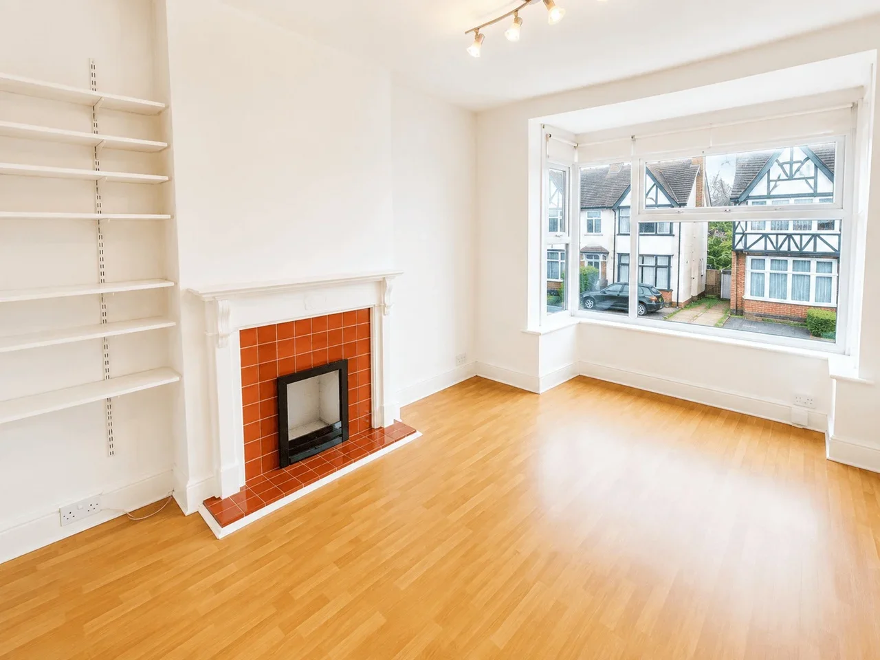 Flat Bulstrode Avenue in Greater London