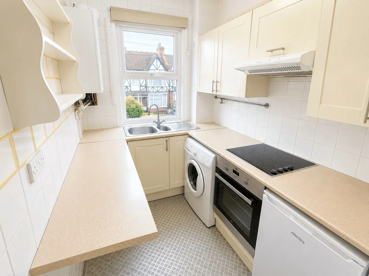 Flat Bulstrode Avenue in Greater London