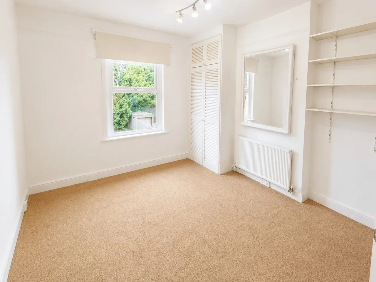 Flat Bulstrode Avenue in Greater London