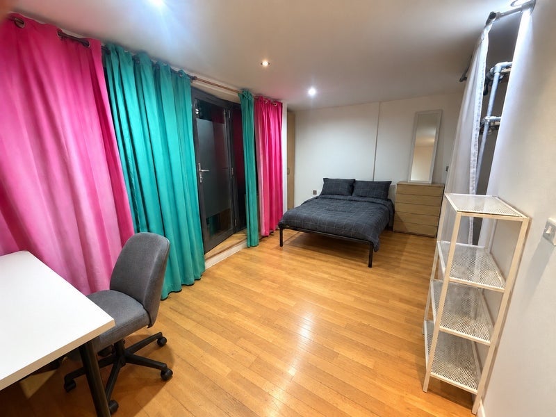 Room Tivoli Mews in Greater London