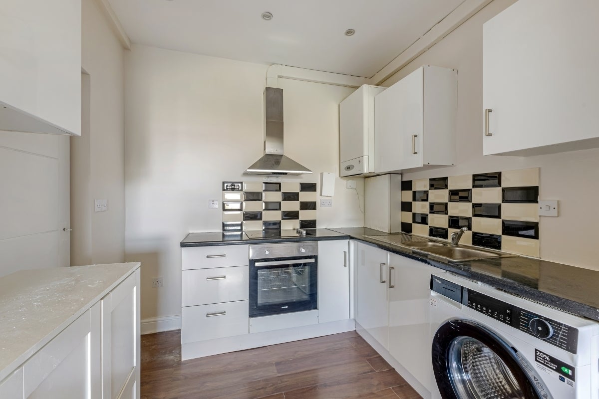 Flat Peckham High Street in Greater London