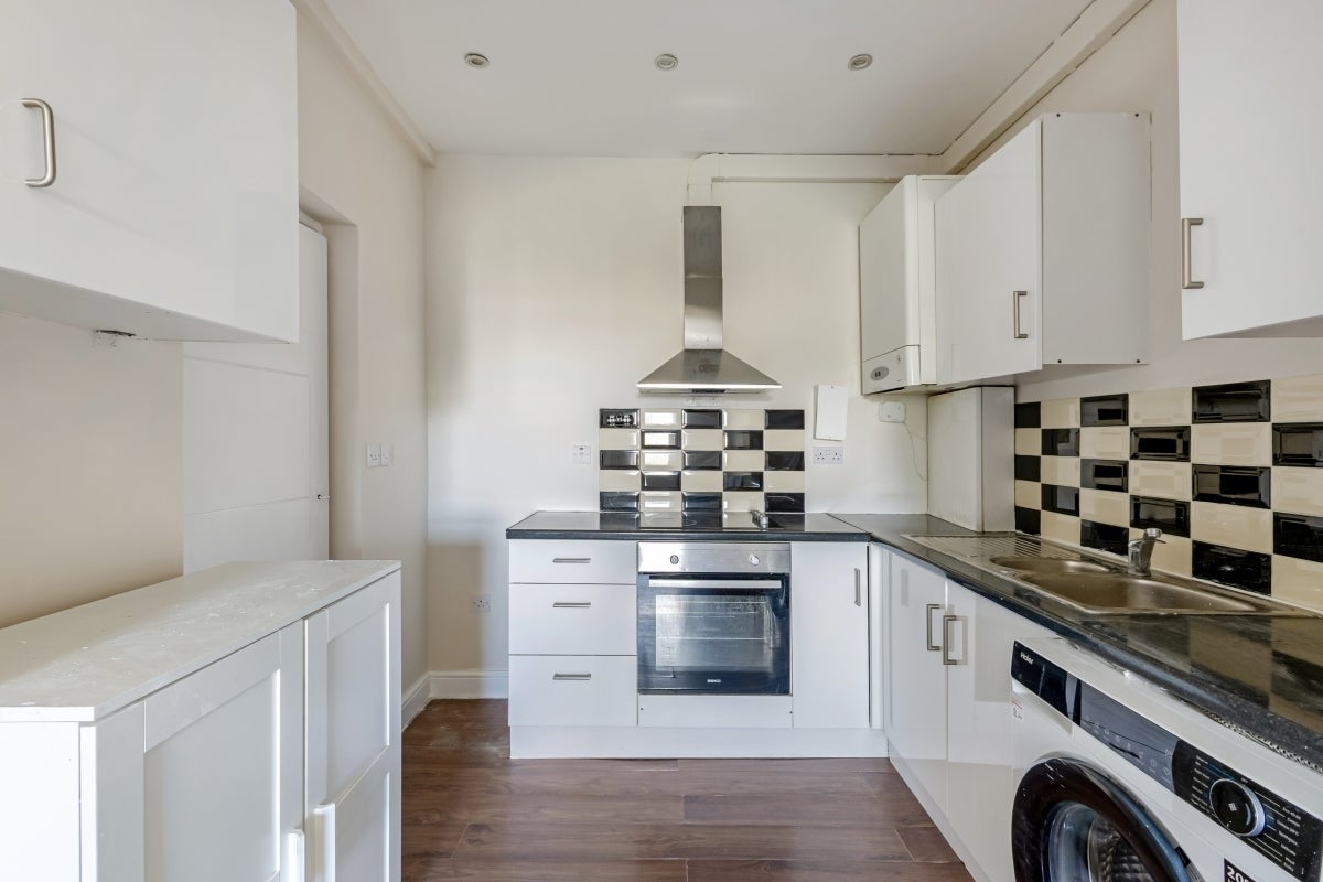 Flat Peckham High Street in Greater London