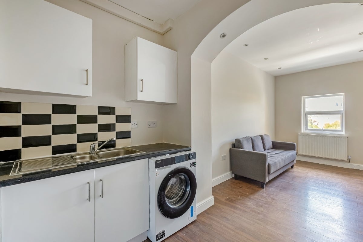 Flat Peckham High Street in Greater London