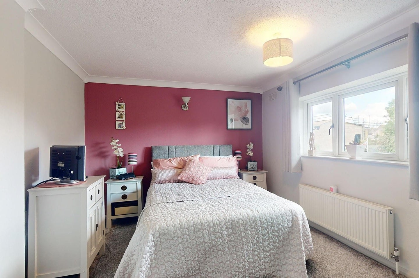 Room Cross Road in Greater London