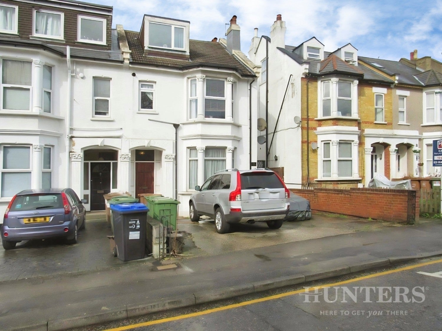 Flat Cedar Road in Greater London