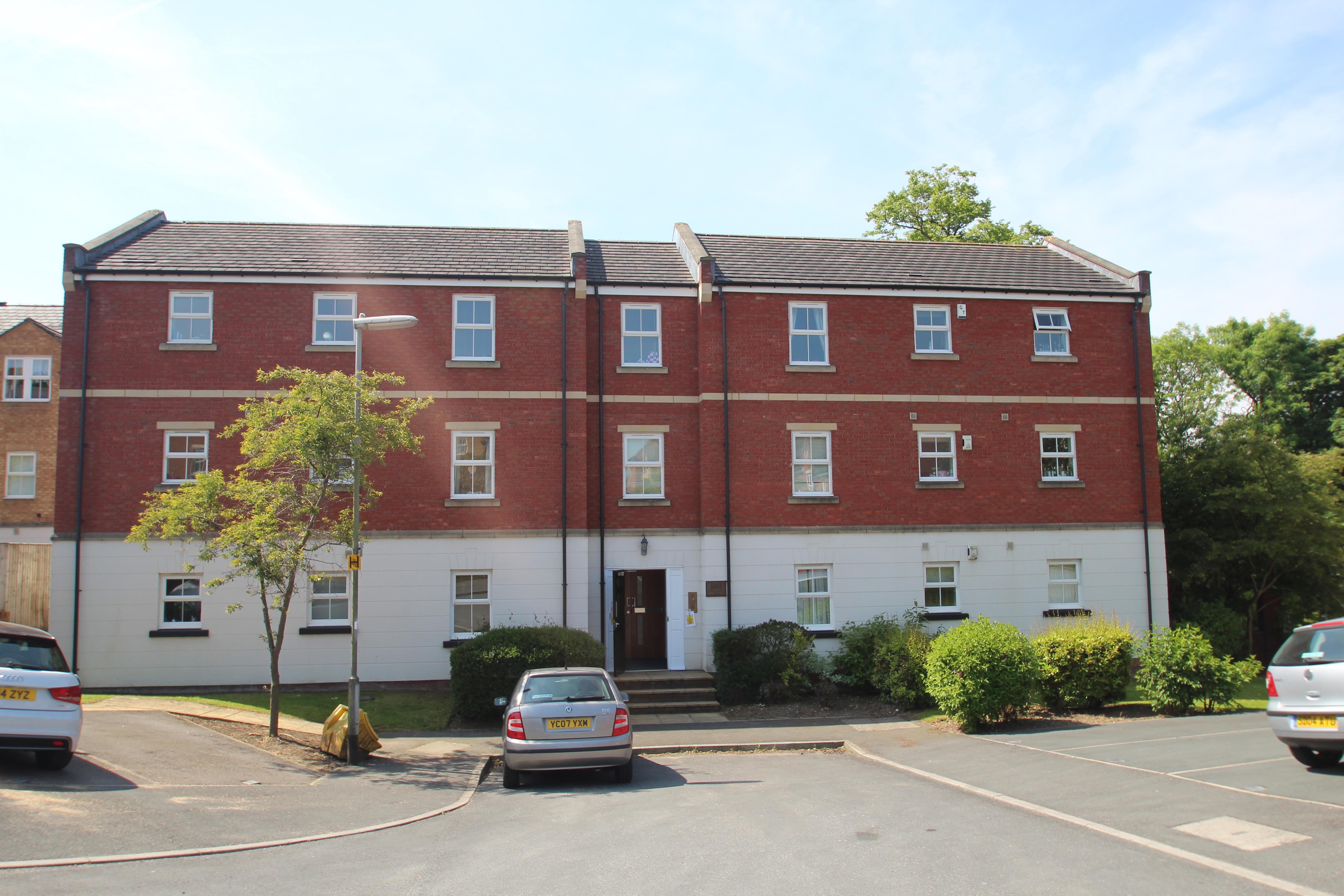 Flat Roxholme Grove in Leeds