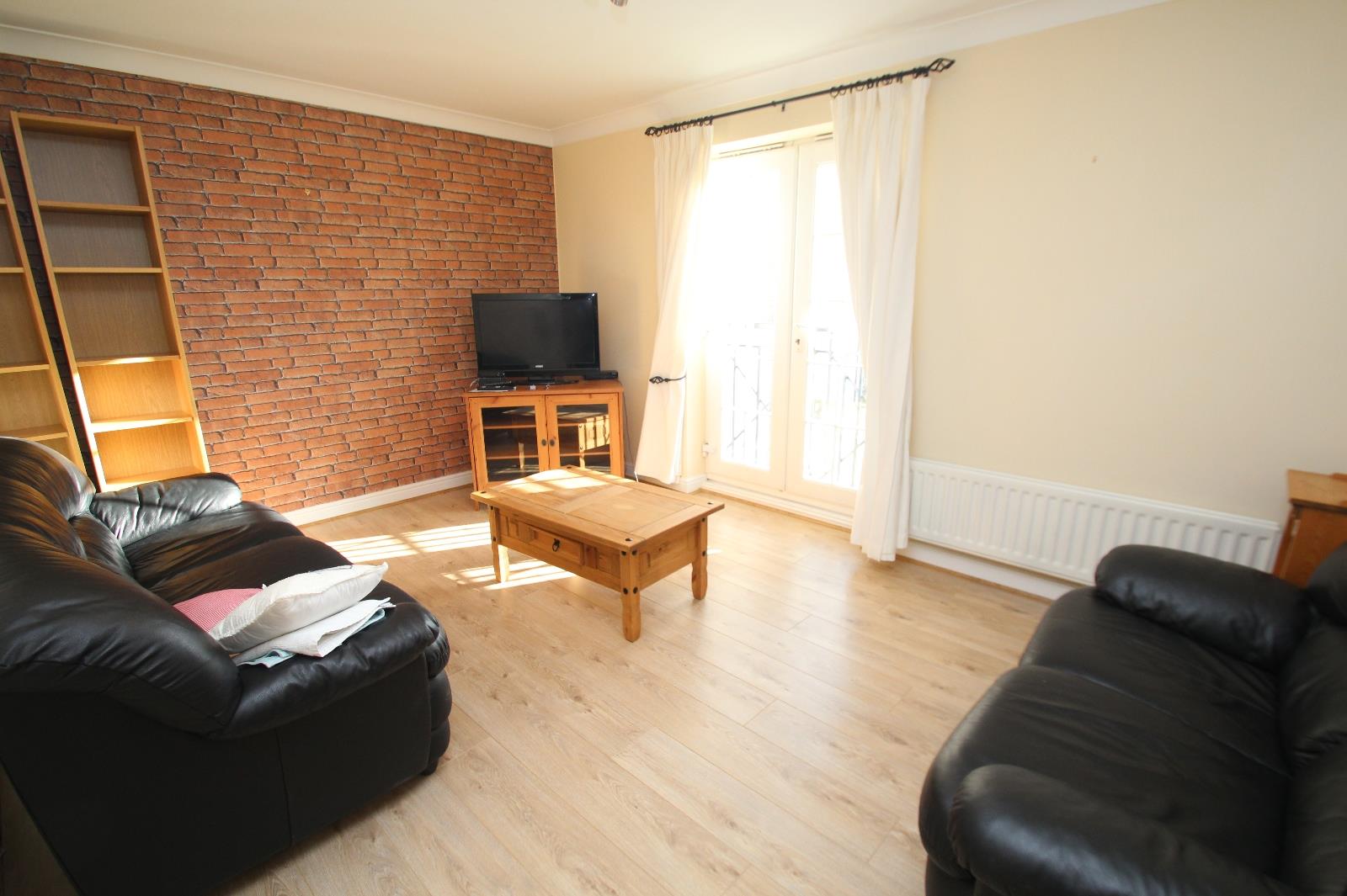 Flat Roxholme Grove in Leeds