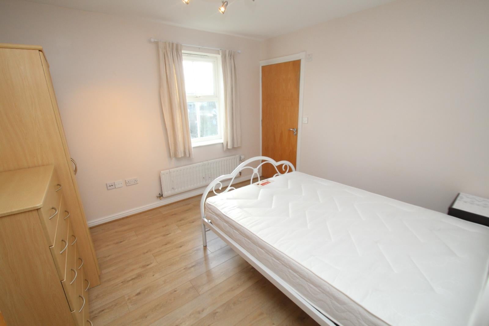 Flat Roxholme Grove in Leeds