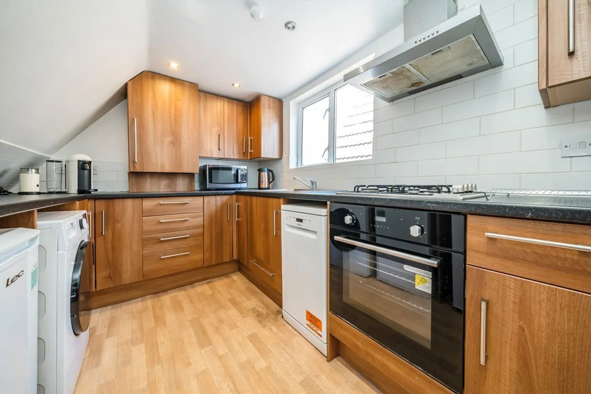 Flat Woodville Road in Greater London