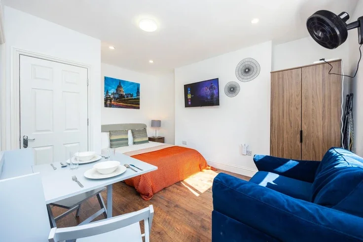 Flat Warwick Road in Greater London