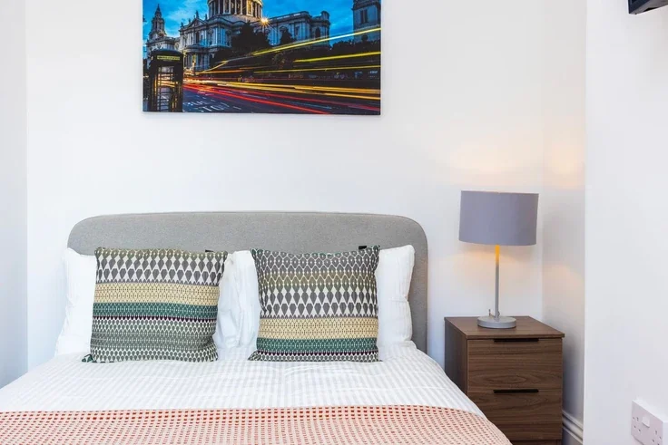 Flat Warwick Road in Greater London