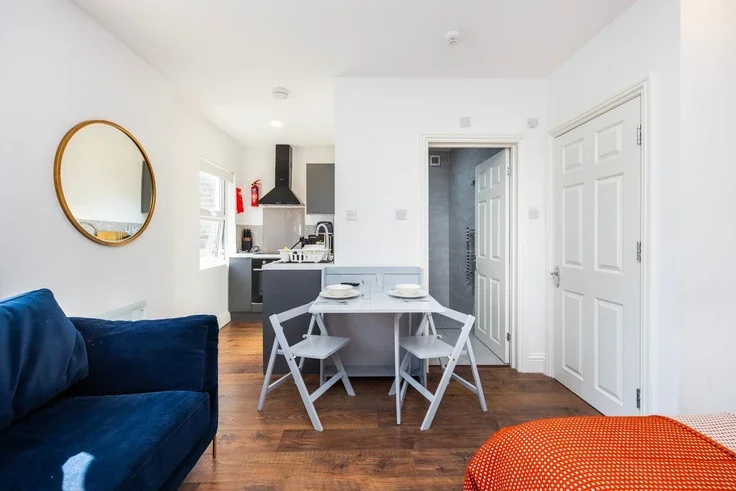 Flat Warwick Road in Greater London
