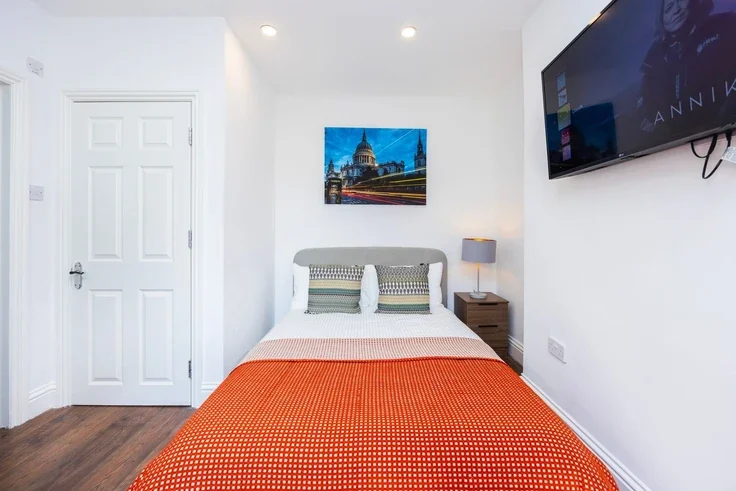 Flat Warwick Road in Greater London